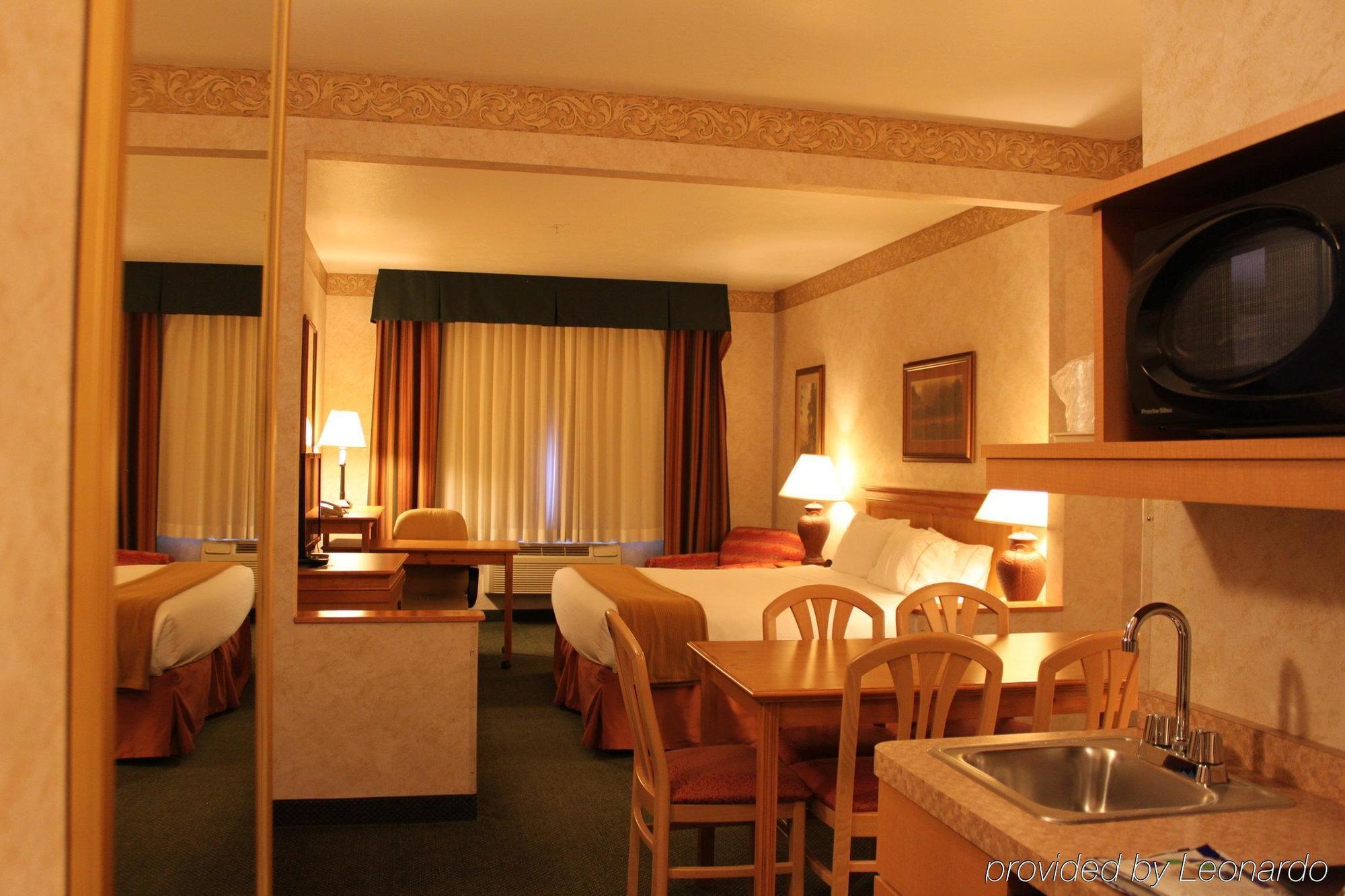 Holiday Inn Express Hotel & Suites Raton By Ihg Экстерьер фото